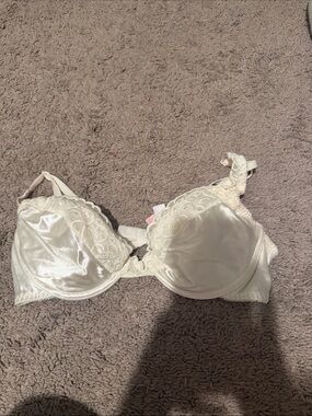 Victoria's Secret Vintage Satin and Lace Underwire Bra in Ivory